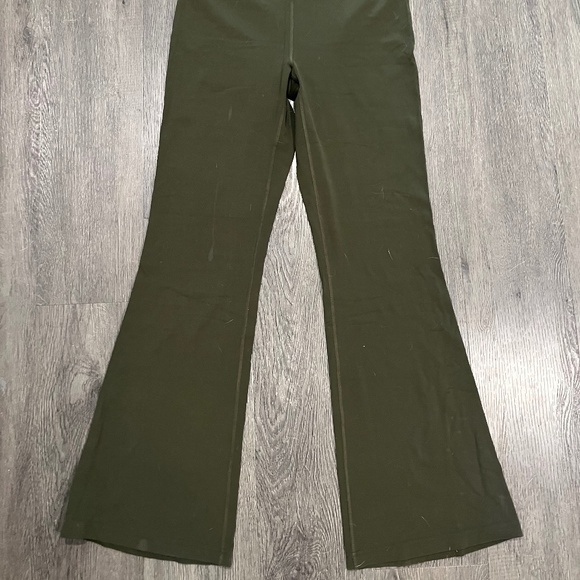 Lululemon, Flared Leggings, Size 10, Colour Army Green - Picture 4 of 5